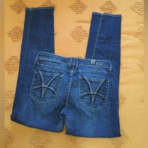 Kut from the Kloth Straight Leg Jeans size 4 
3 " Zipper length 28